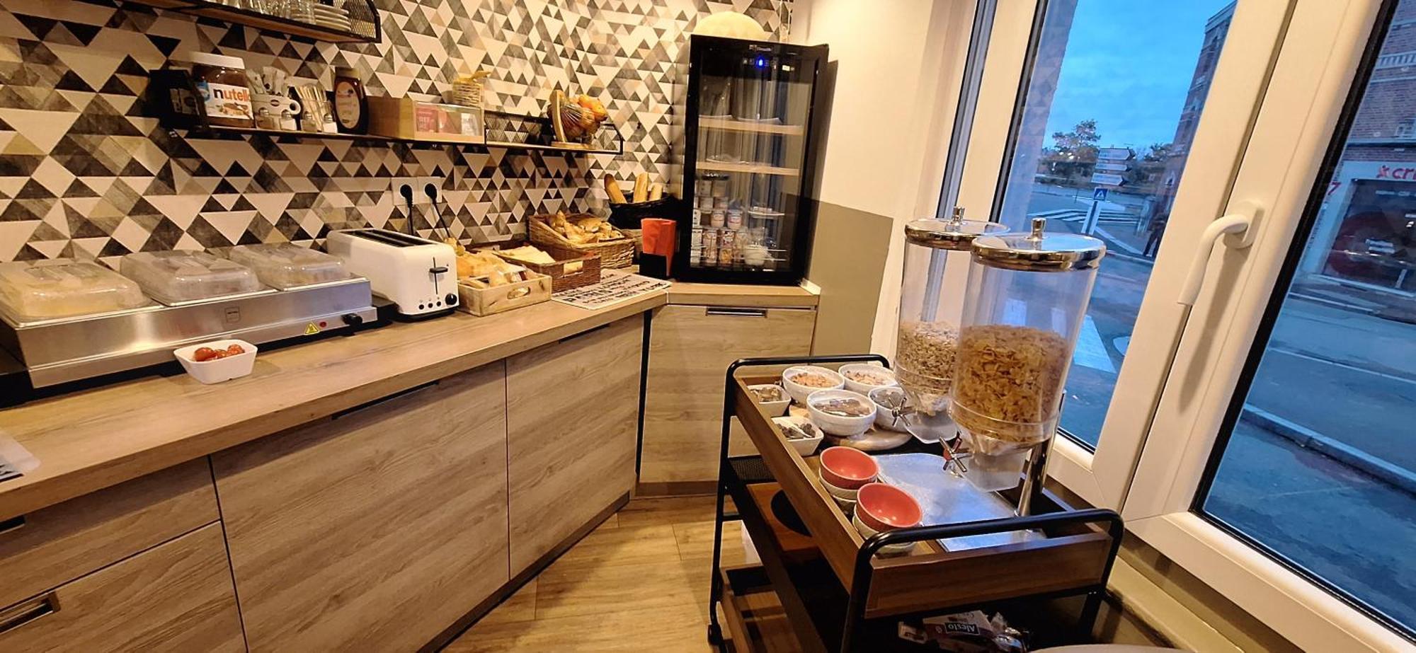 Hotel- Restaurant Le Saint Quentin Екстер'єр фото